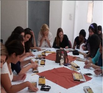 נשים ממלאות אבחונים